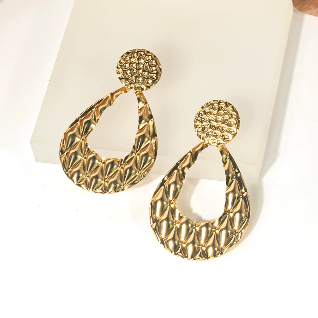 Modern Charming Twisted Design Earring with a Touch of Glamour