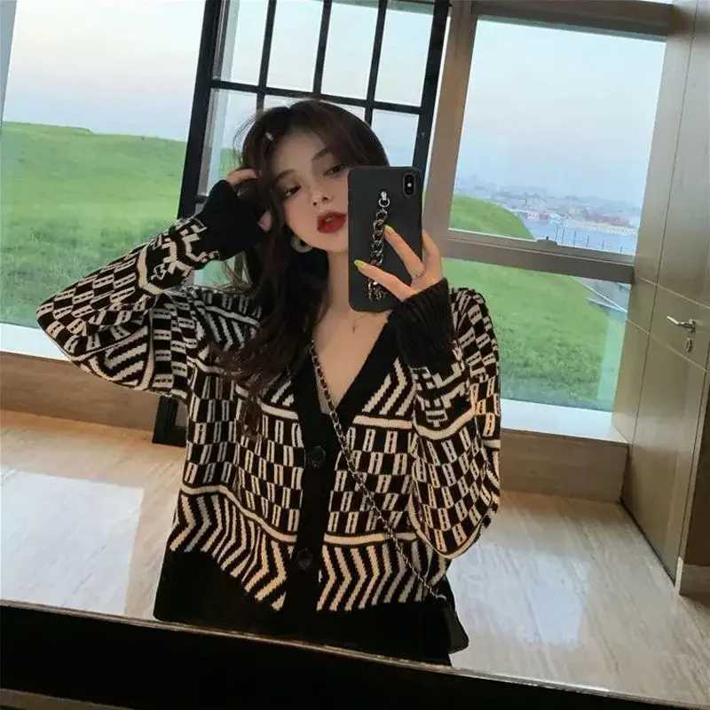Womens Clothing Korean V-neck Sweaters 2023 New Fashion Loose Coat Ladies Autumn Winter Thick Warm Buttons Vintage Cardigan M260306