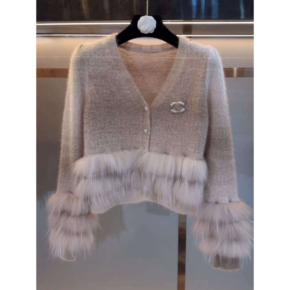 Women's V-neck Fashion Single breasted Logo Needle Splicing Gradient Leather Grass Bottom Designer Sweater Cardigan