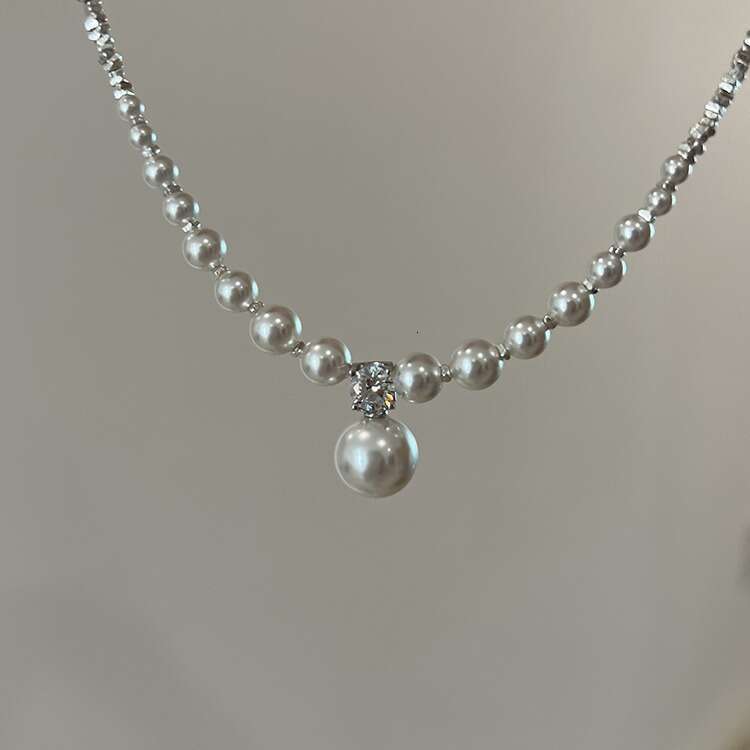Gradient size pearl necklace, niche design, high-end feel, collarbone chain, cool and elegant for commuting, vintage everyday choker