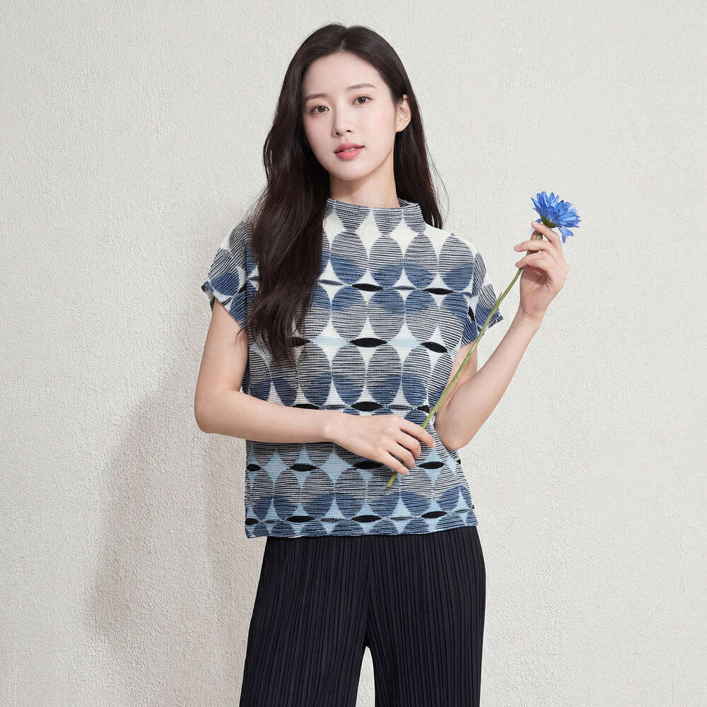 Blue and white Designer geometric print pleated T-shirt for women, new summer style, Miyake-inspired, loose-fitting, elegant, commuter fashion pullove