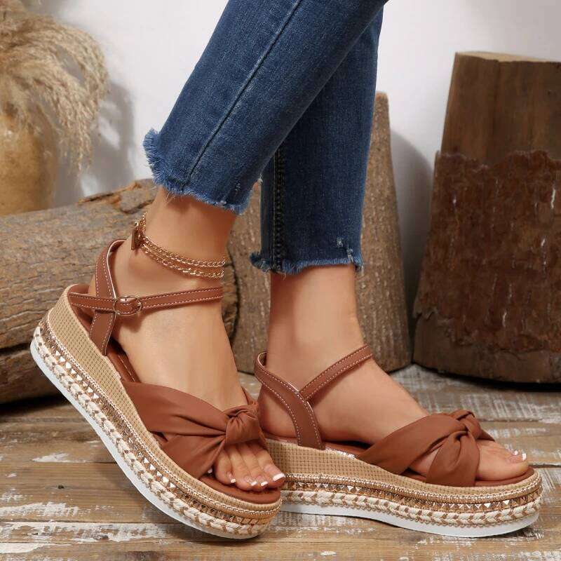 2026 new women's thick soled casual with exposed toes fashionable retro anti slip one-piece buckle strap sandals