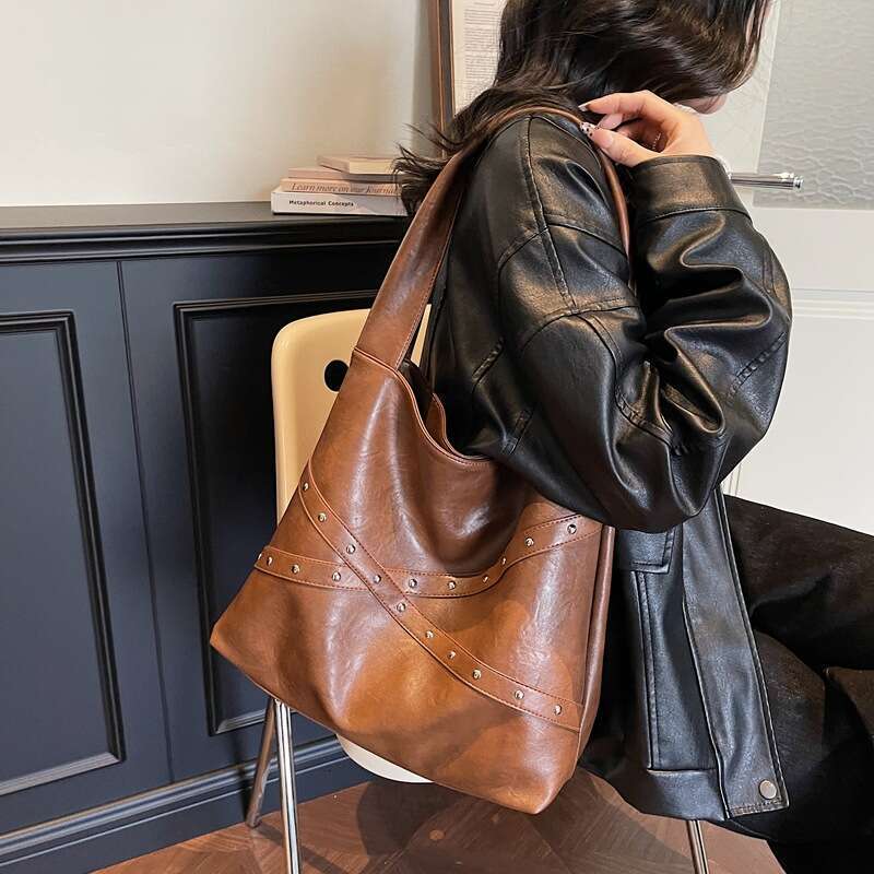 Hot Selling Retro rivet motorcycle bag, retro hand-held tote bag, women's large-capacity commuting single-shoulder bucket bag DIDENGLAOREN