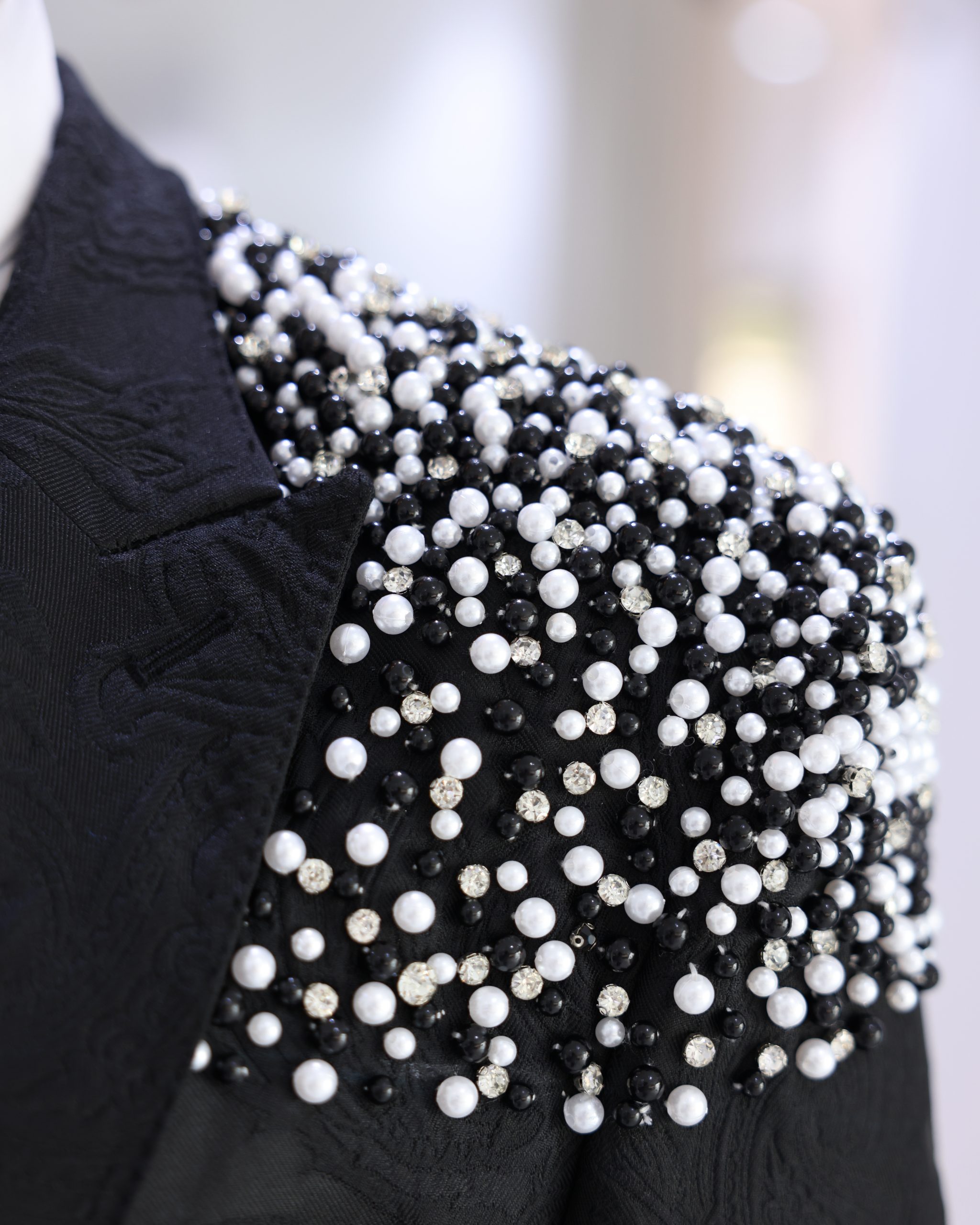 Elegant Men Suits Pearls Beading Peaked Lapel Jacquard Blazer 2 Pieces Tailor-Made Jacket Rhinestone One Button Groom Customized Coat Pants Plus Size