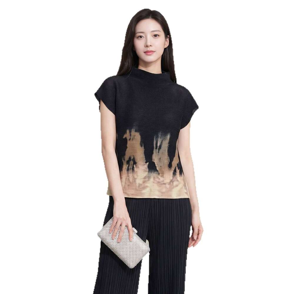 Miyake-style unique pleated T-shirt, new summer model, loose-fitting short-sleeved half-high collar printed top Designer for women