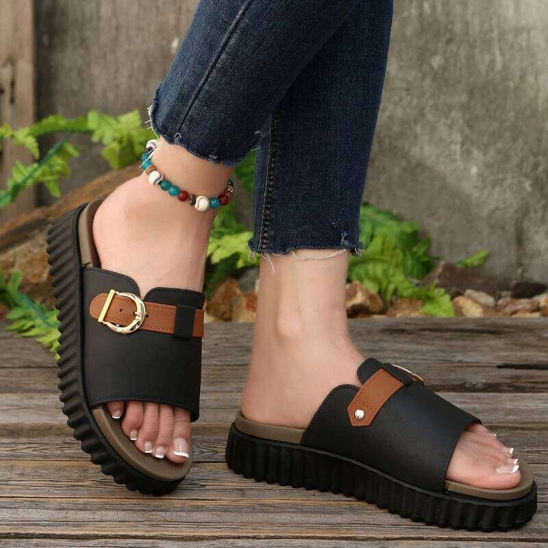 2025 New Women's Fashion Versatile Slippers Outdoor Color blocked Thick Bottom Casual Sandals