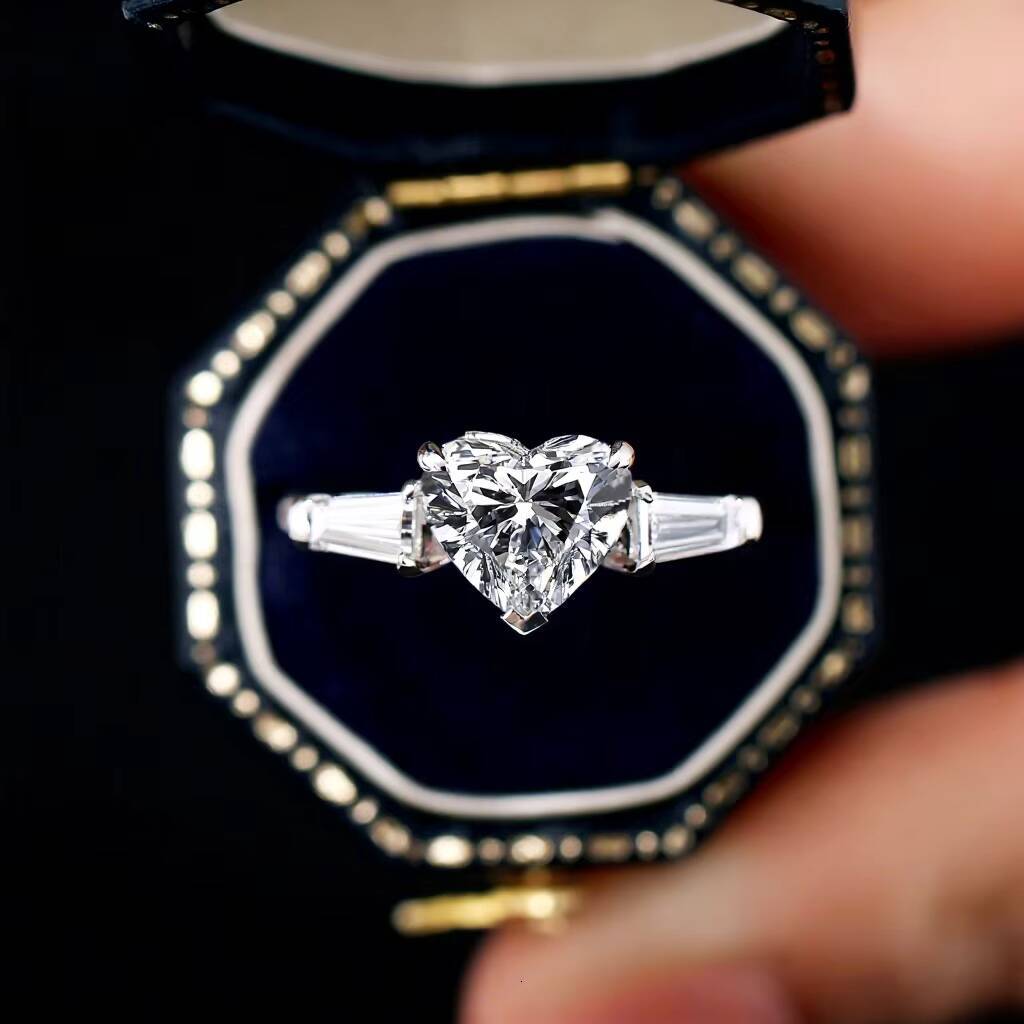 IGI Certified Lab-Grown Diamond Glass Inlaid Heart-Shaped Three Lives Three Stones Classic Wedding Ring for Women