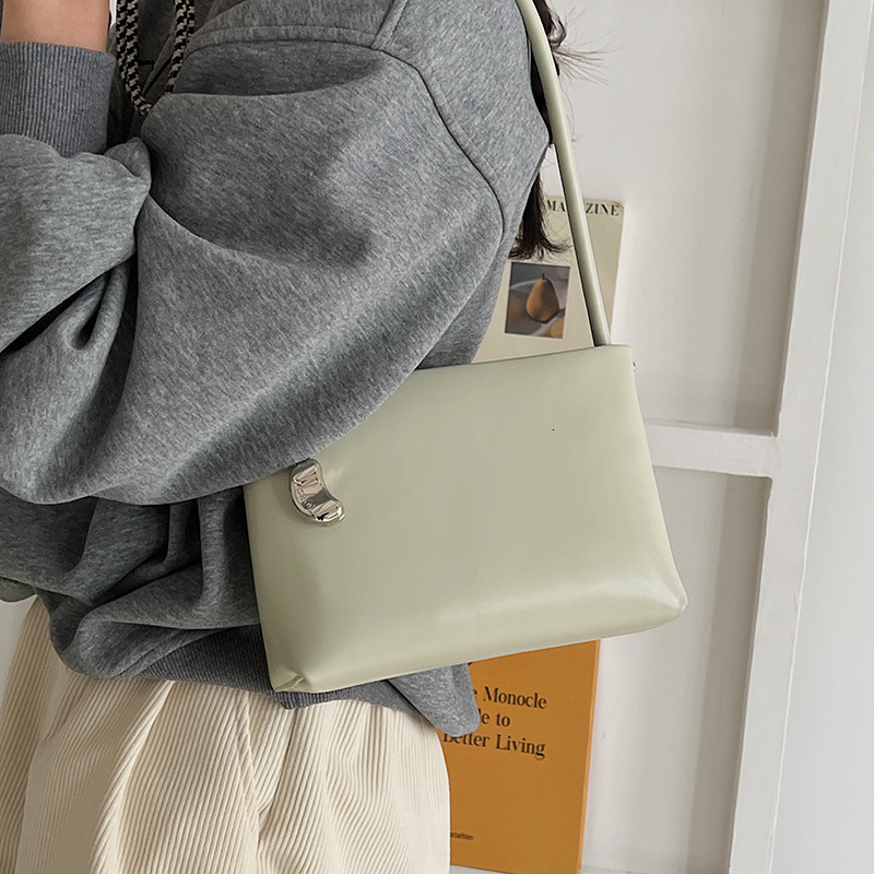 Elegant retro single shoulder armpit bag, new pillow bag, simple commuting women's bag, niche fashion crossbody bag, single shoulder bag, designe