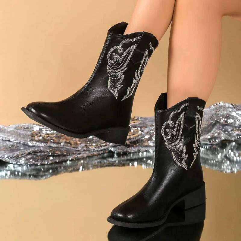 Embroidered thread boots for women in autumn winter of 2025, with a stylish and comfortable midsole design