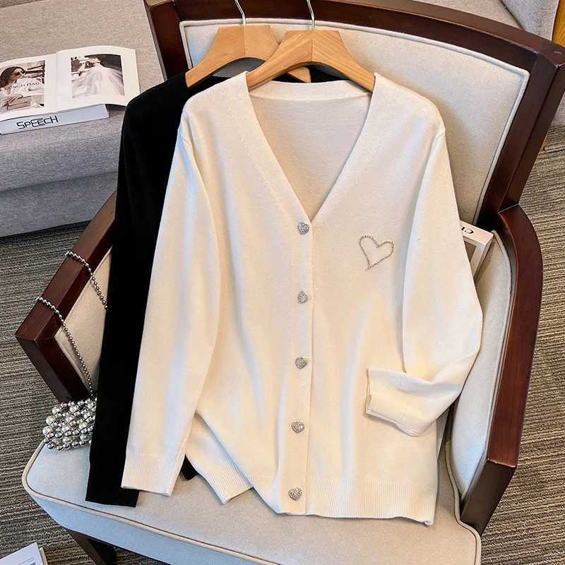 170Kg Plus Size Womens Bust 160 Autumn Loose V-Neck Heart Cardigan Sweater Knitted Jacket Black White 4XL 5XL 6XL 7XL 8XL 9XL M260306