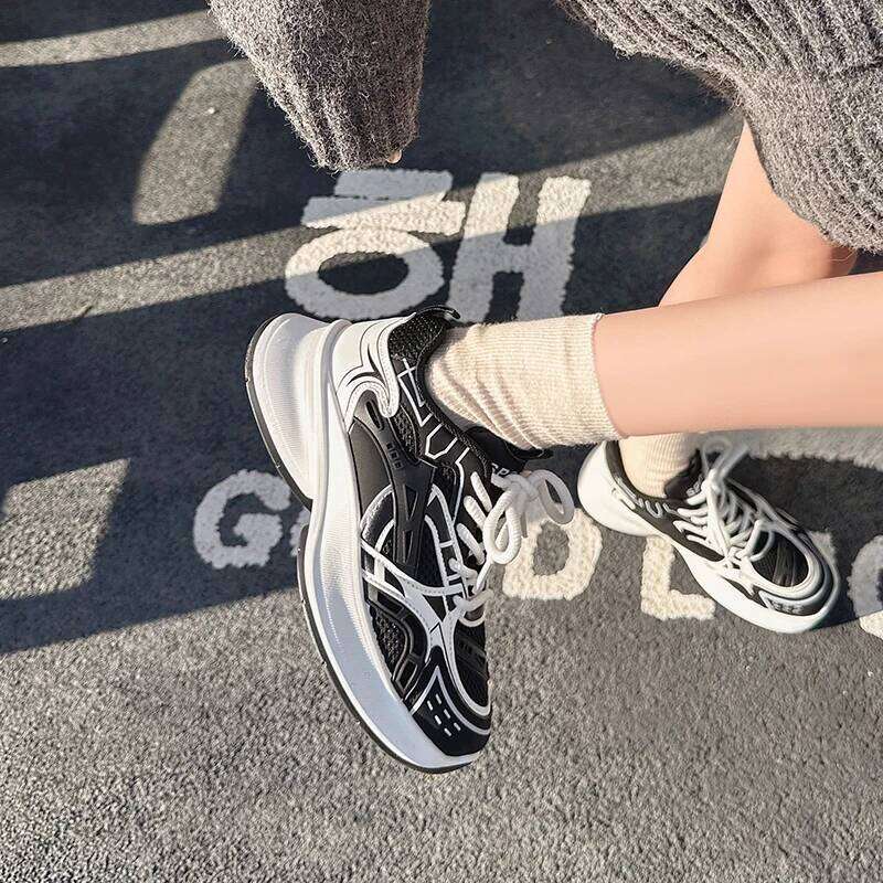 2025 Spring New Women's Lace up Casual Fashion Black and White Breathable Mesh Sports Shoes