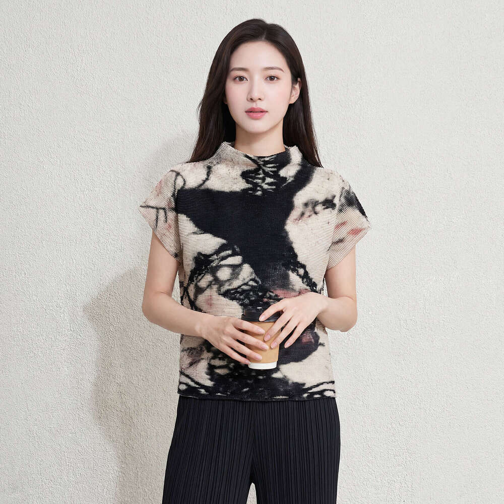 Summer new black and white abstract print pleated T-shirt women, Miyake-style, Designer loose-fitting, elegant, slimming, short-sleeved top for commut