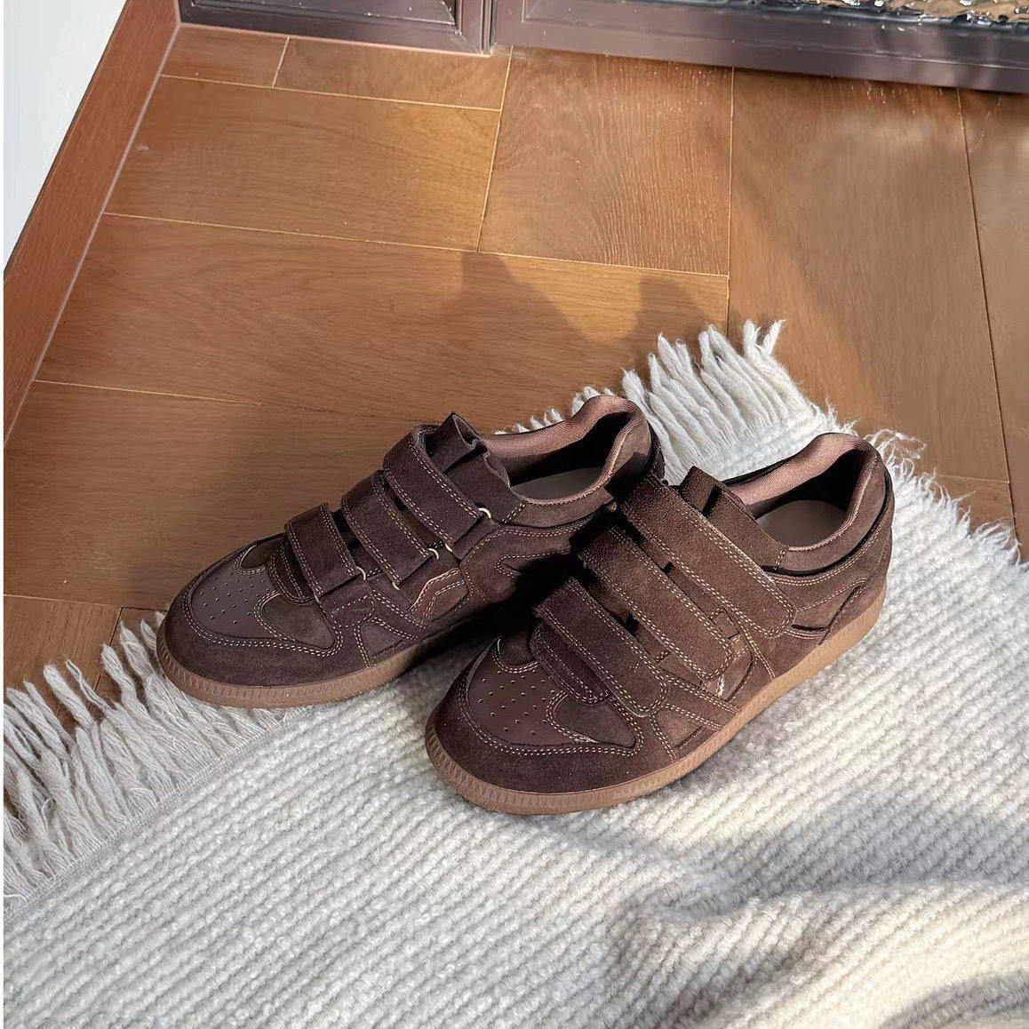 Genuine leather Velcro white shoes for women in spring 2026, new triple strap casual board shoes, retro sports women's shoes, trendy