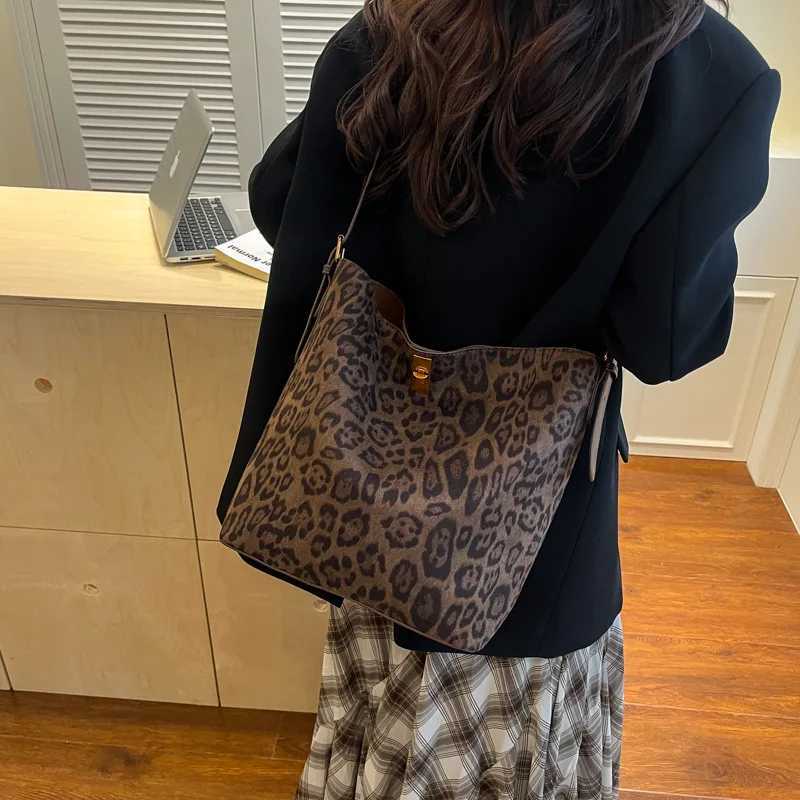 Autumn/Winter Bucket Bag Suede Fur Large Capacity Tote Bag for Women New Style Versatile Shoulder Crossbody Bag H260306