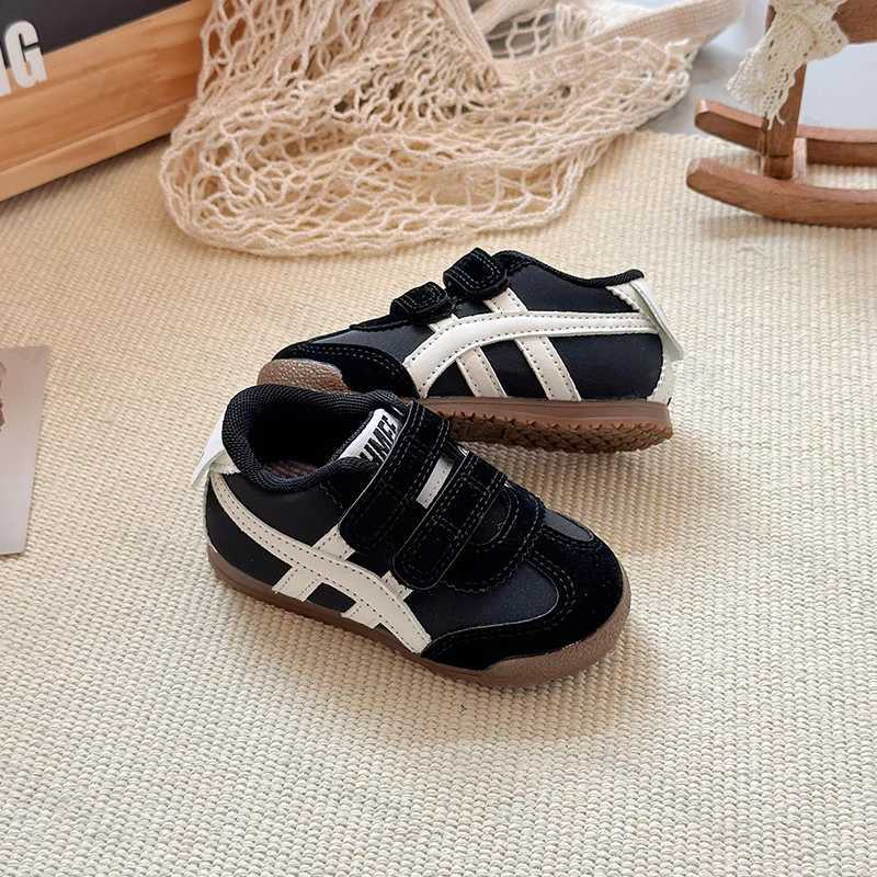 These autumn new kids' retro sneakers are breathable, soft-soled, and non-slip, ideal for both boys and girls as walking and running shoes.T26030