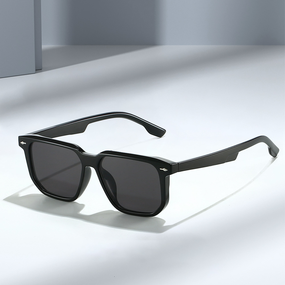 New square-shaped travel for men women, high-end fashion sunglasses European and American style, brown lenses with decorative studs