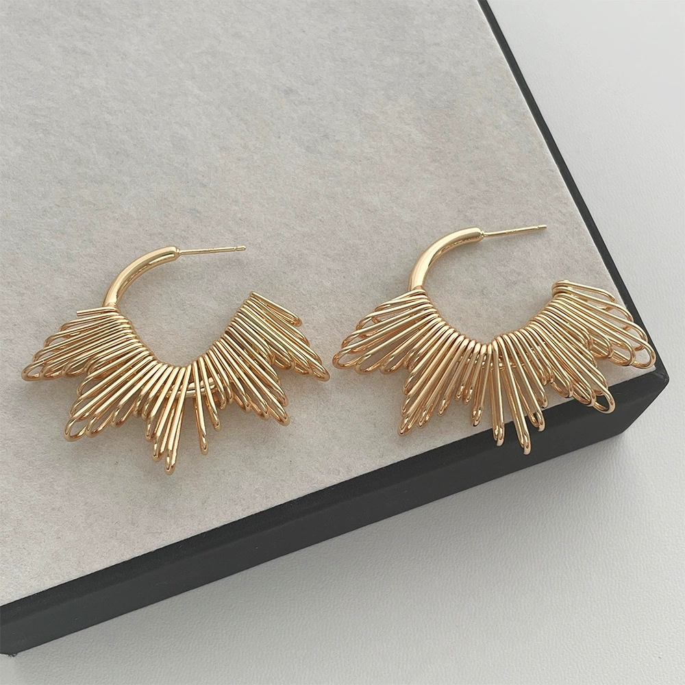 Trendy Hollow Design Geometrical Studs in a Gentle French Aesthetic