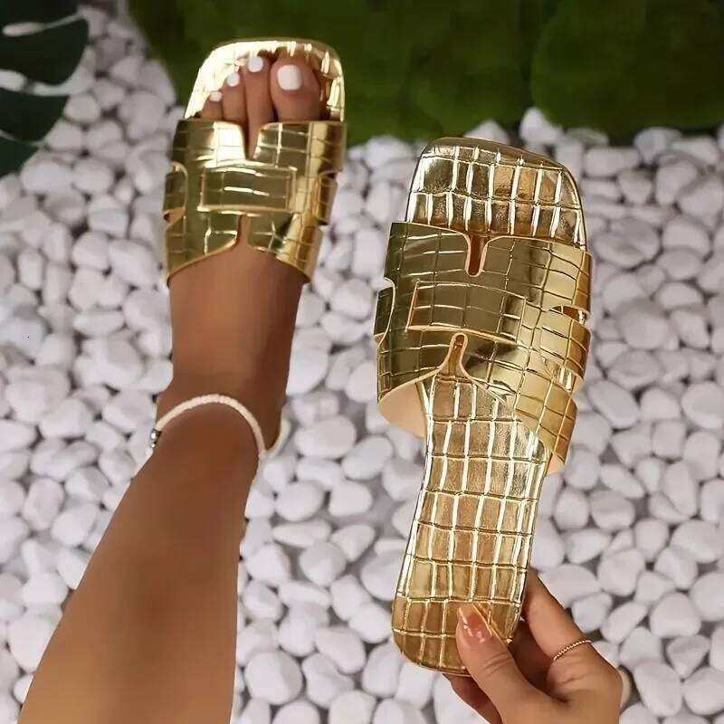 2025 summer Ladies' fashionable casual sandals, versatile outdoor wear, flat slippers for wearing outside