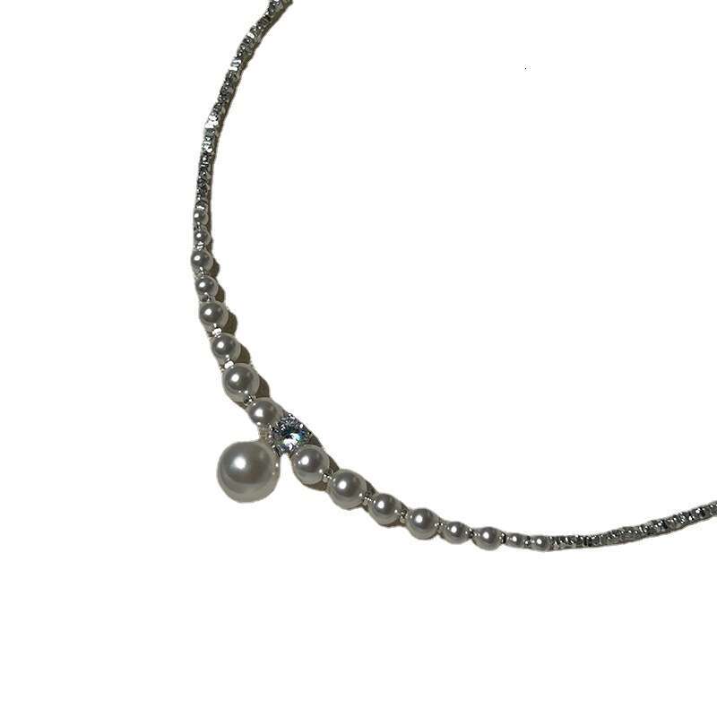 Gradient size pearl necklace, niche design, high-end feel, collarbone chain, cool and elegant for commuting, vintage everyday choker