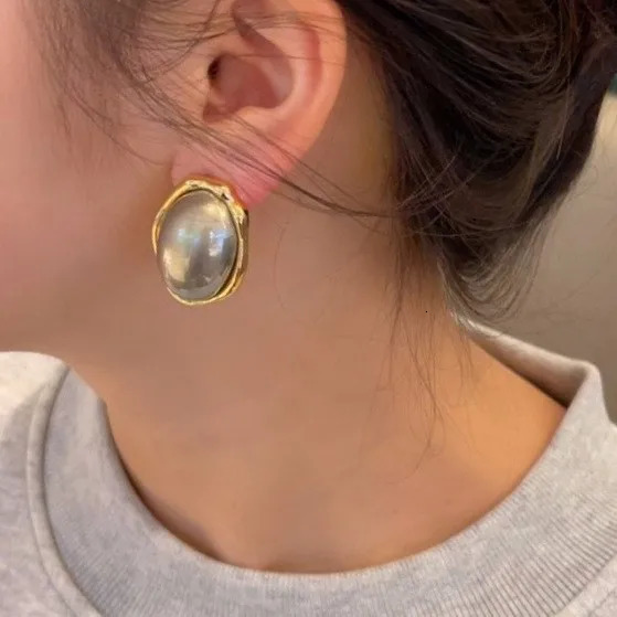 Womens jewellery earrings woman Wholesale of pearl earrings European American earrings retro geometric oval earings 260303
