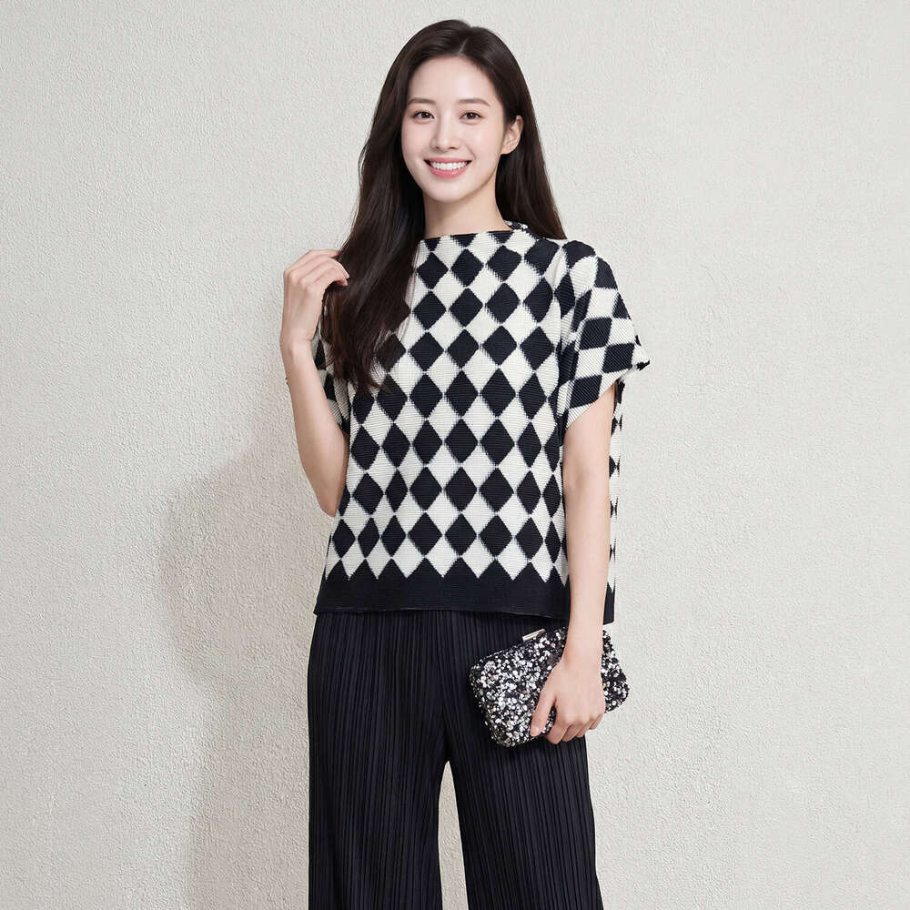 2026 Summer New Black and White Checkered Knit Short-Sleeve Designer Top Miyake Style Vintage Checkerboard Loose Slimming T-Shirt