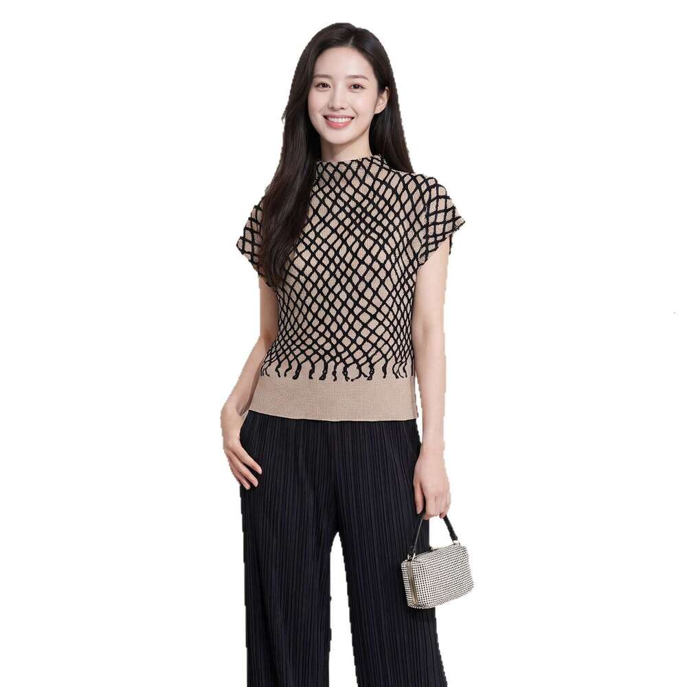 Designer Miyake-style loose-fitting slimming top for women, summer commuting versatile women's clothing, vintage plaid pleated short-sleeve T-shi