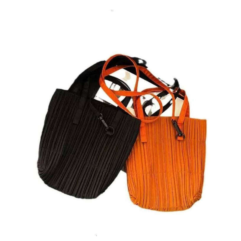 TAURUSCIAGA Pleated Solid Color Fashion Casual Original Design Creative Large Capacity Handbag 2025 New Noble Temperament Bag