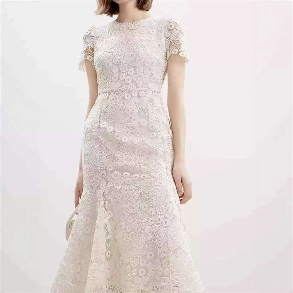 2026 spring and summer niche design lady style commuting gentle style flower lace slim mermaid long skirt
