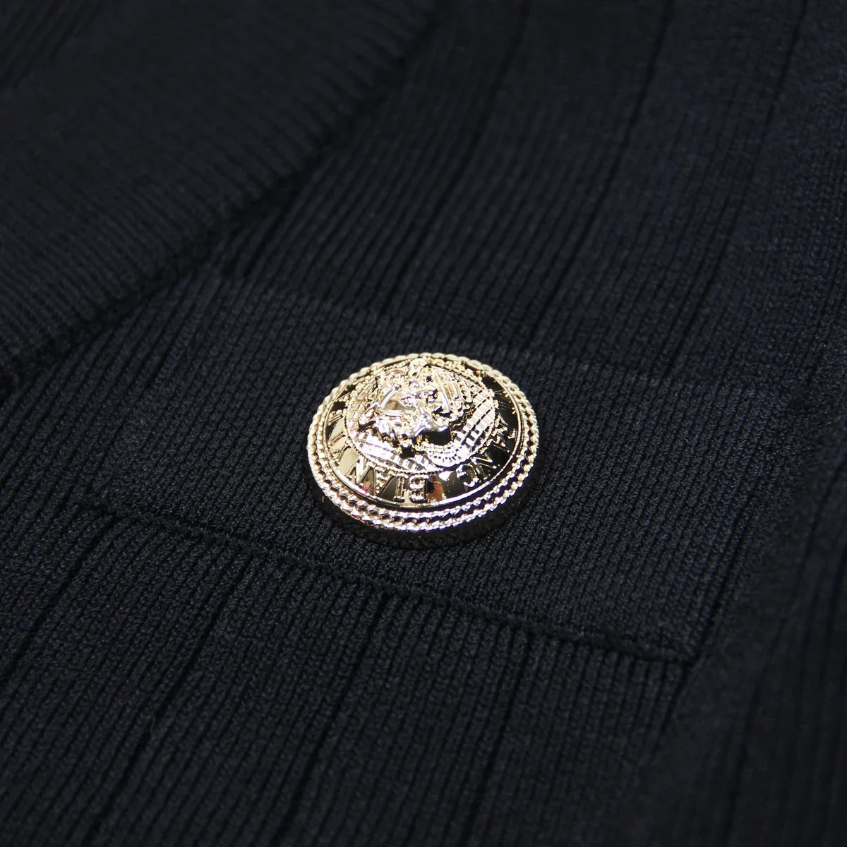 SML Black And White Highquality Fashionable Elastic Knitted Fabric Button Decoration Short Sleeved Slim Fitting Womens Tshirt 260306