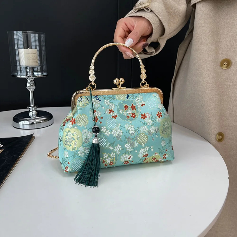 Retro Cheongsam Banquet Bag Elegant with Tassel Pendant Kiss Lock Shoulder Handheld Flower Chinese Style Handbag Wedding 260307