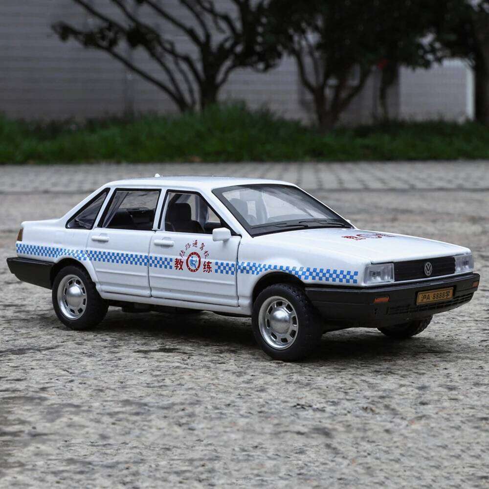 1:32 Santana Rolls Royce Silver Spur Cars Models Light Sound Miniature Vehicles Wheel Pull Back Car Boys Educational Toys Z260306