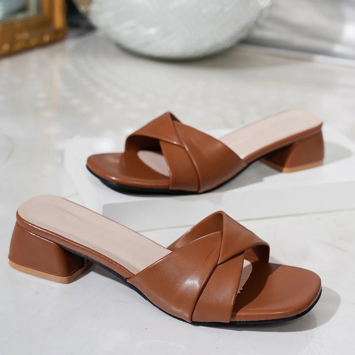 Summer Fashion Open Toe Solid Color Simple Leather Surface Versatile Candy Color Large Slippers Square Heel Shoes Women 260306