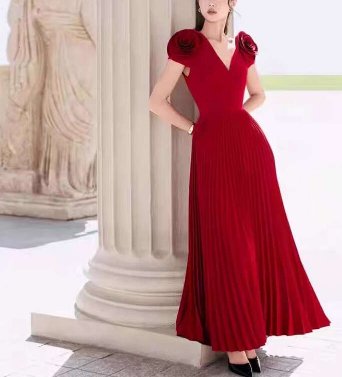 2026 spring and summer a3 niche design eye-catching three-dimensional flower V-neck elegant solid color pleated long dress evening gown