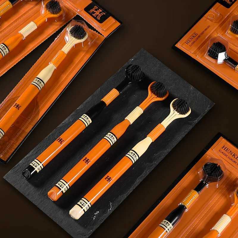 This 3-piece orange triple-head toothbrush set with ultra-fine soft bristles is ideal for adult daily home care and travel portability.T260307