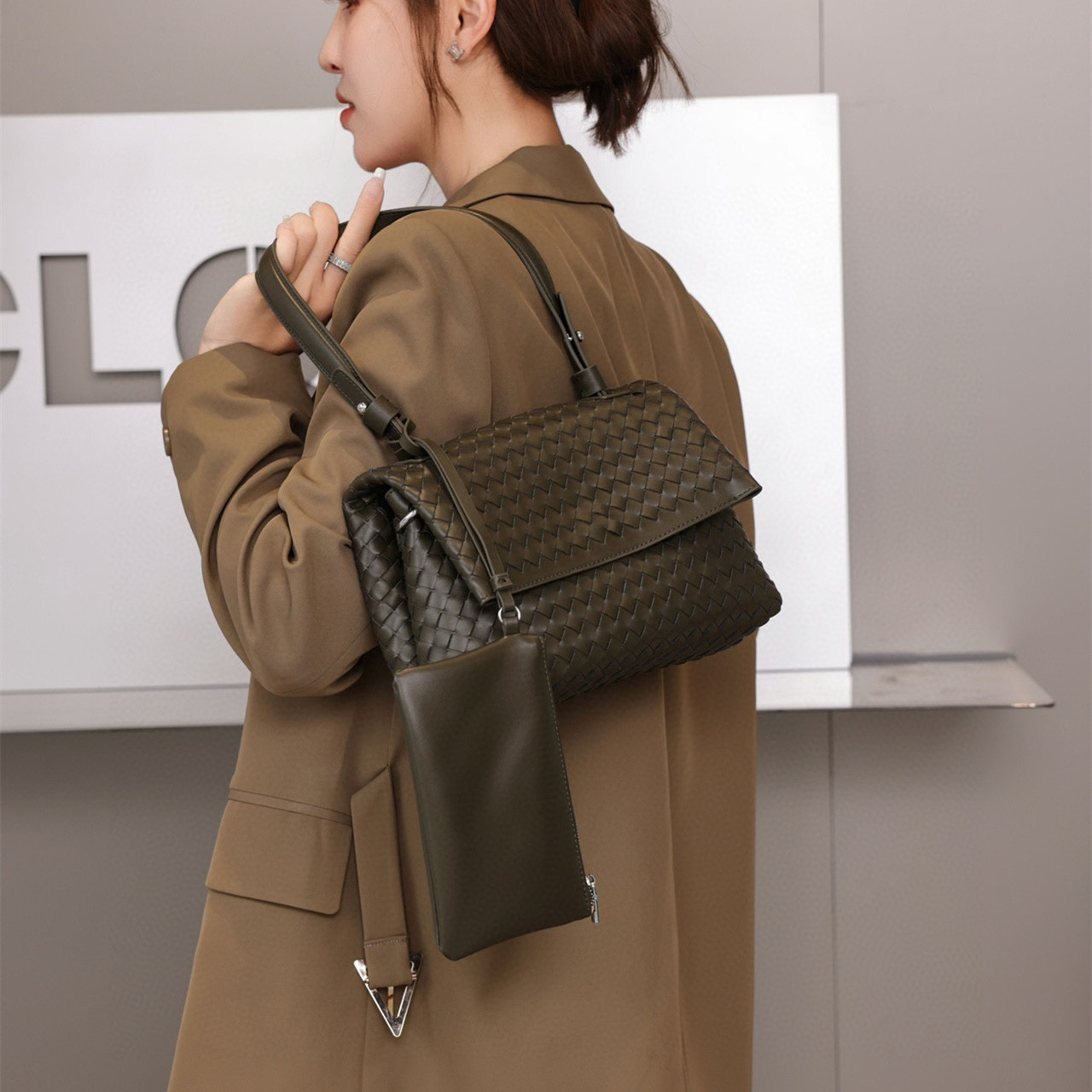 2026 new Genuine leather hand-woven women's bag high-end cowhide shoulder bag flip bag simple and versatile light luxury and literary style bag.