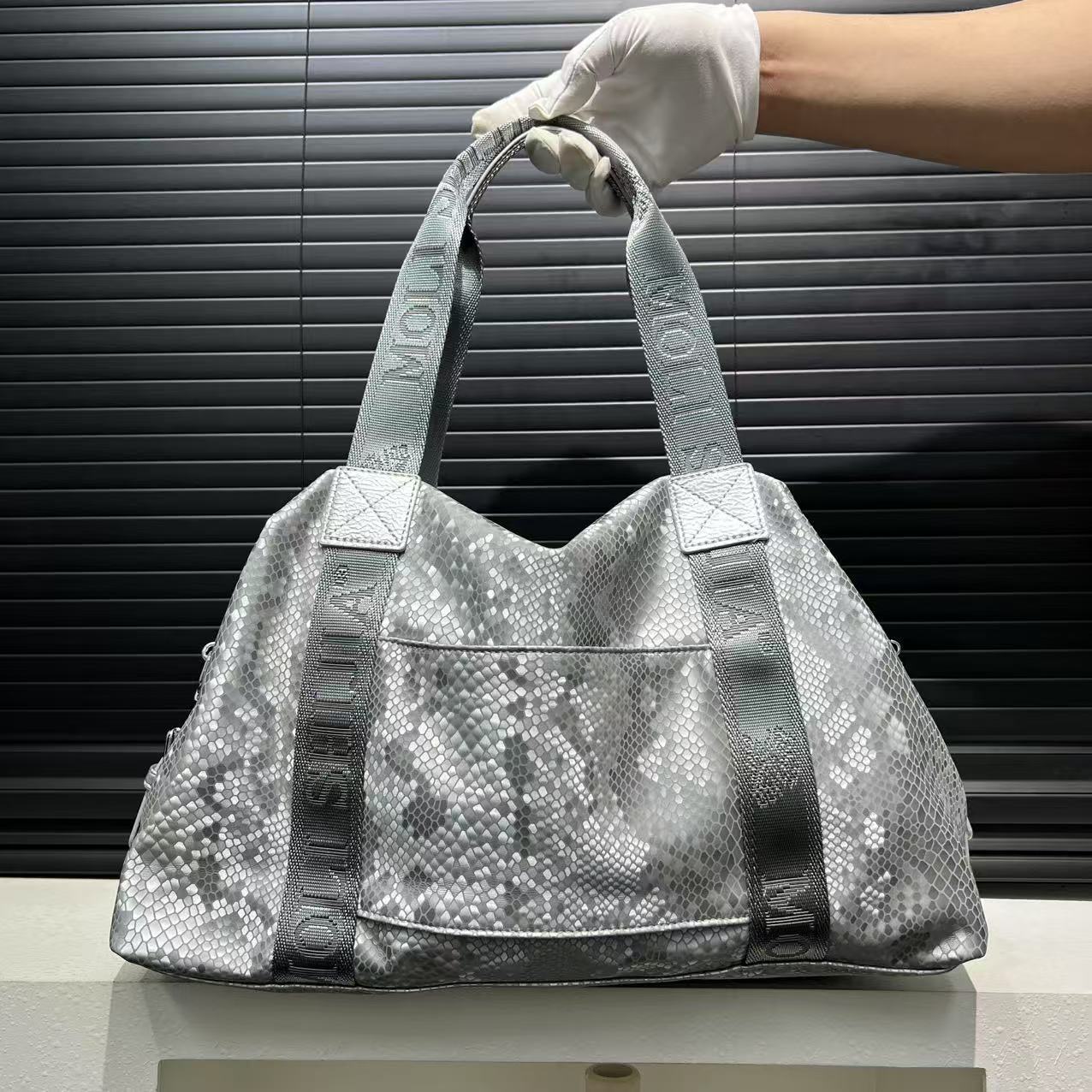 2026 new Women's Fashionable and Elegant Snake Print Tote Bag Large Capacity Temperament Sequined Socialite Handbag