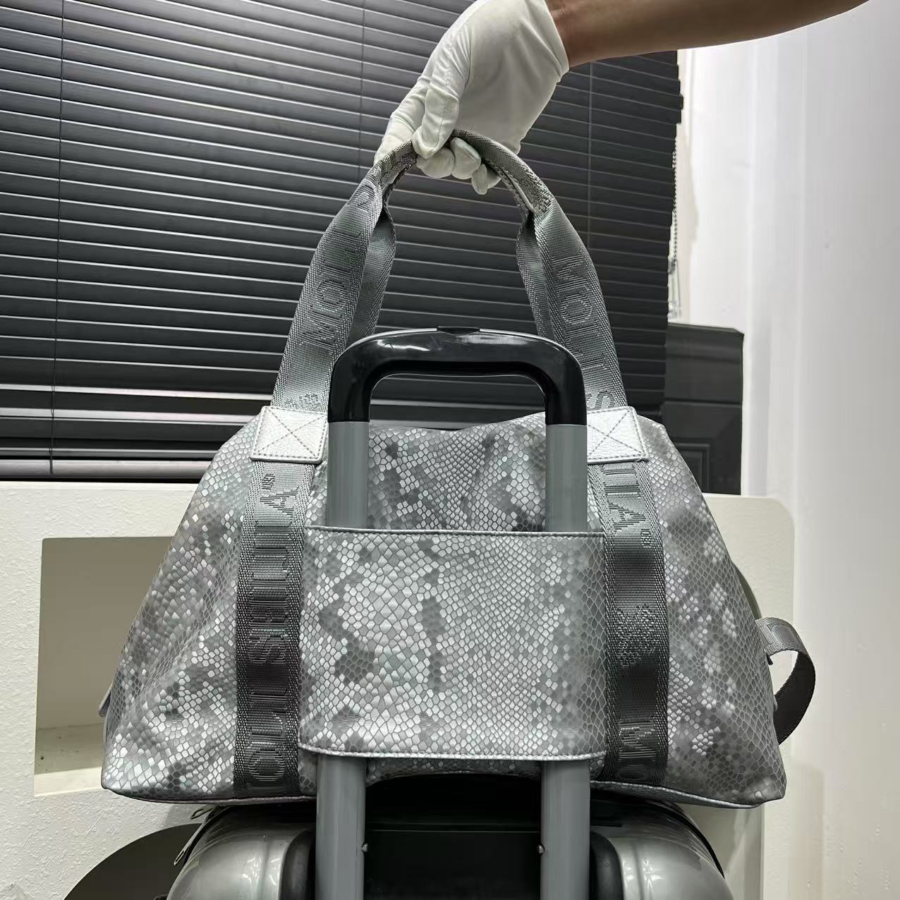 2026 new Women's Fashionable and Elegant Snake Print Tote Bag Large Capacity Temperament Sequined Socialite Handbag