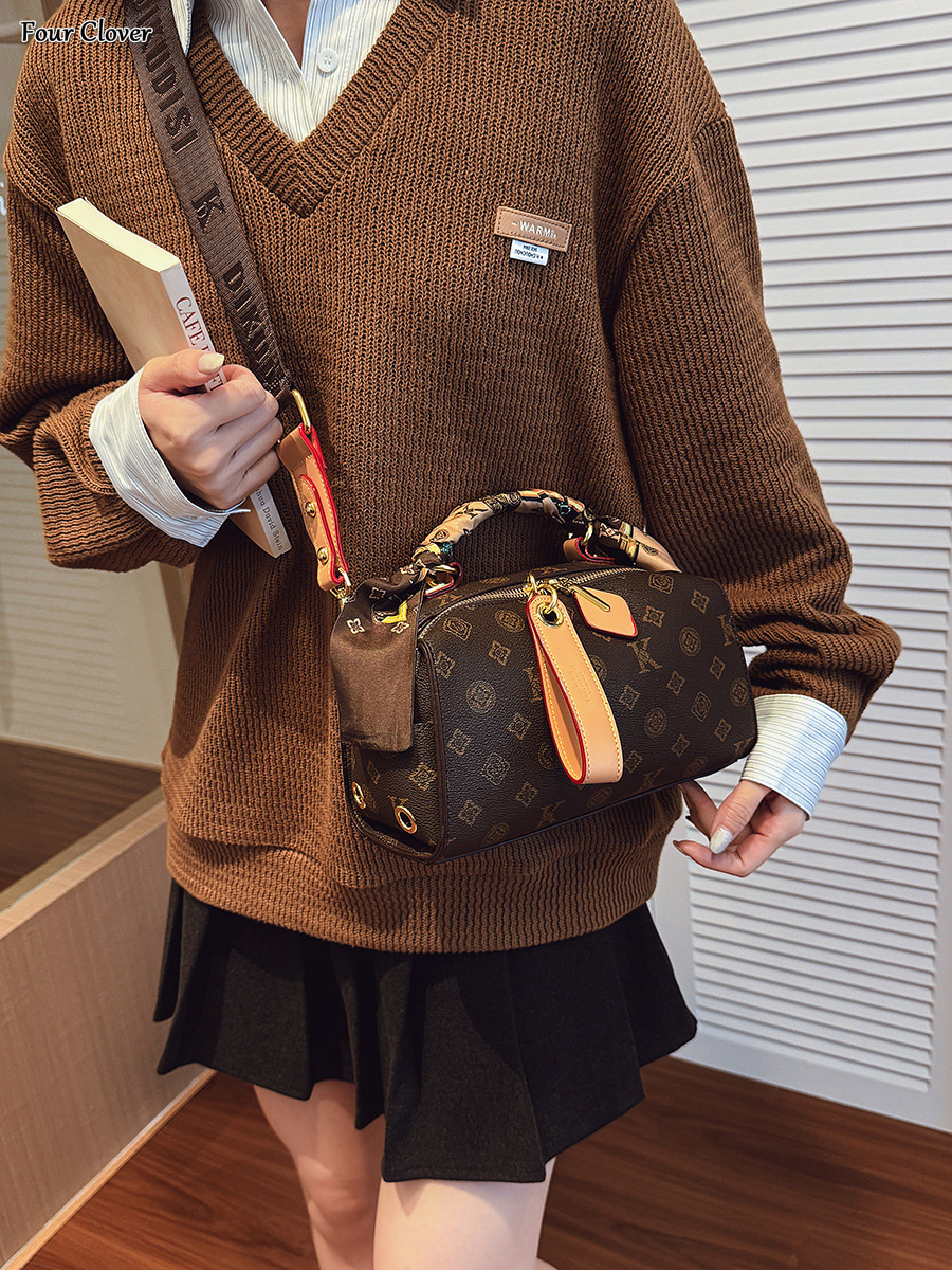 New stylish and minimalist Boston bag, large-capacity shoulder tote, designer women's bag, trendy retro crossbody shoulder bag, European and Amer