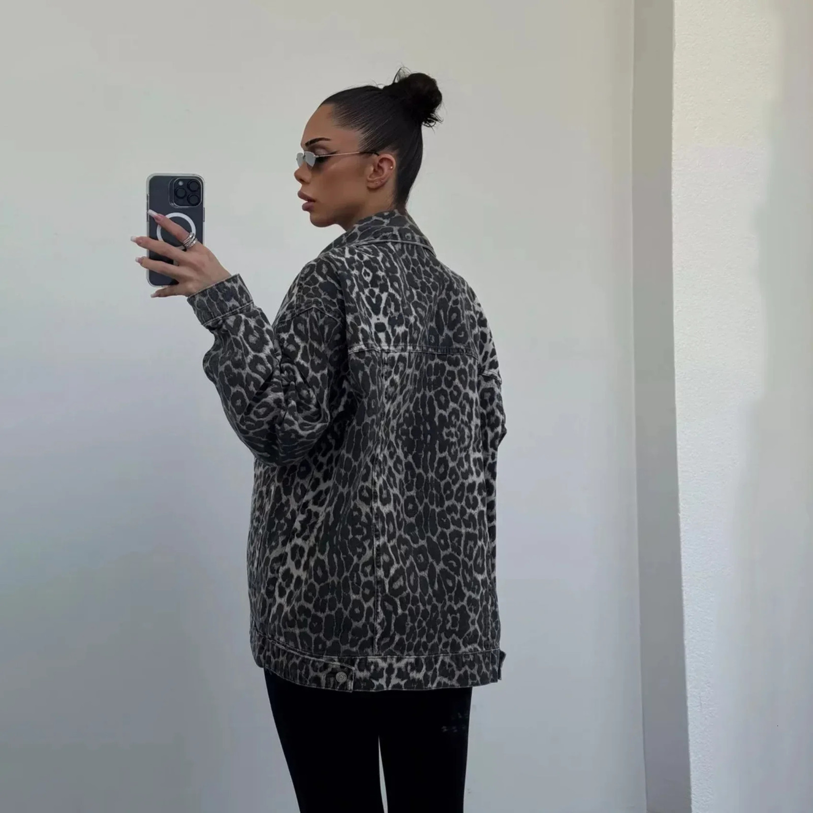 Casual Leopard Print Denim Jacket for Women Spring Loose Fit with Pockets and Buttons Trendy Vintage Mid-Length Denim 260303