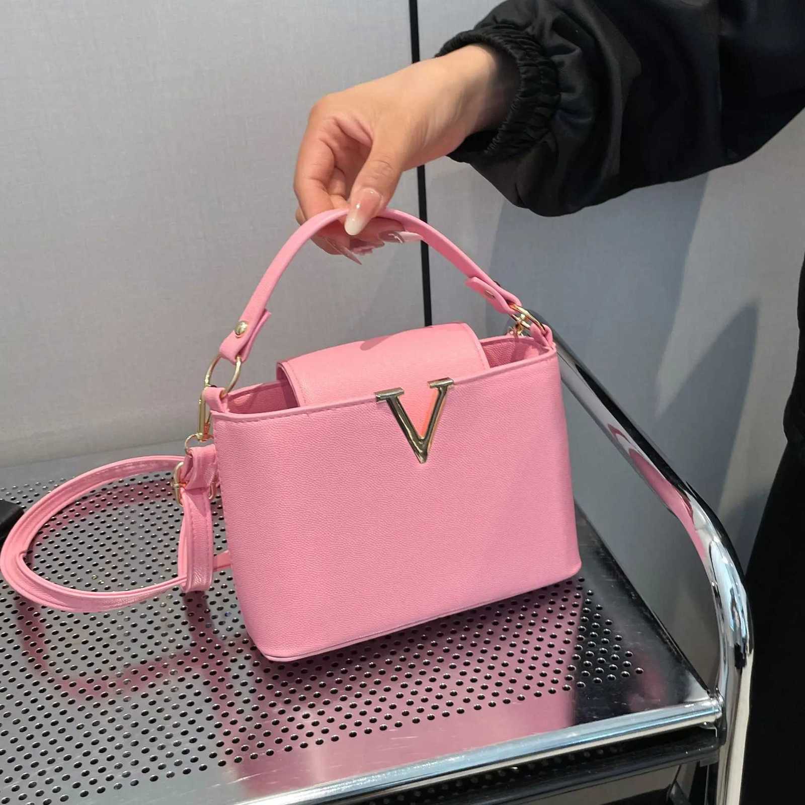 Womens Tote Bag Chic V Shaped Stylish Pu Leather Bucket Bag Top Cover Handbag Women Shoulder Crossbody Bag for Woman H260306