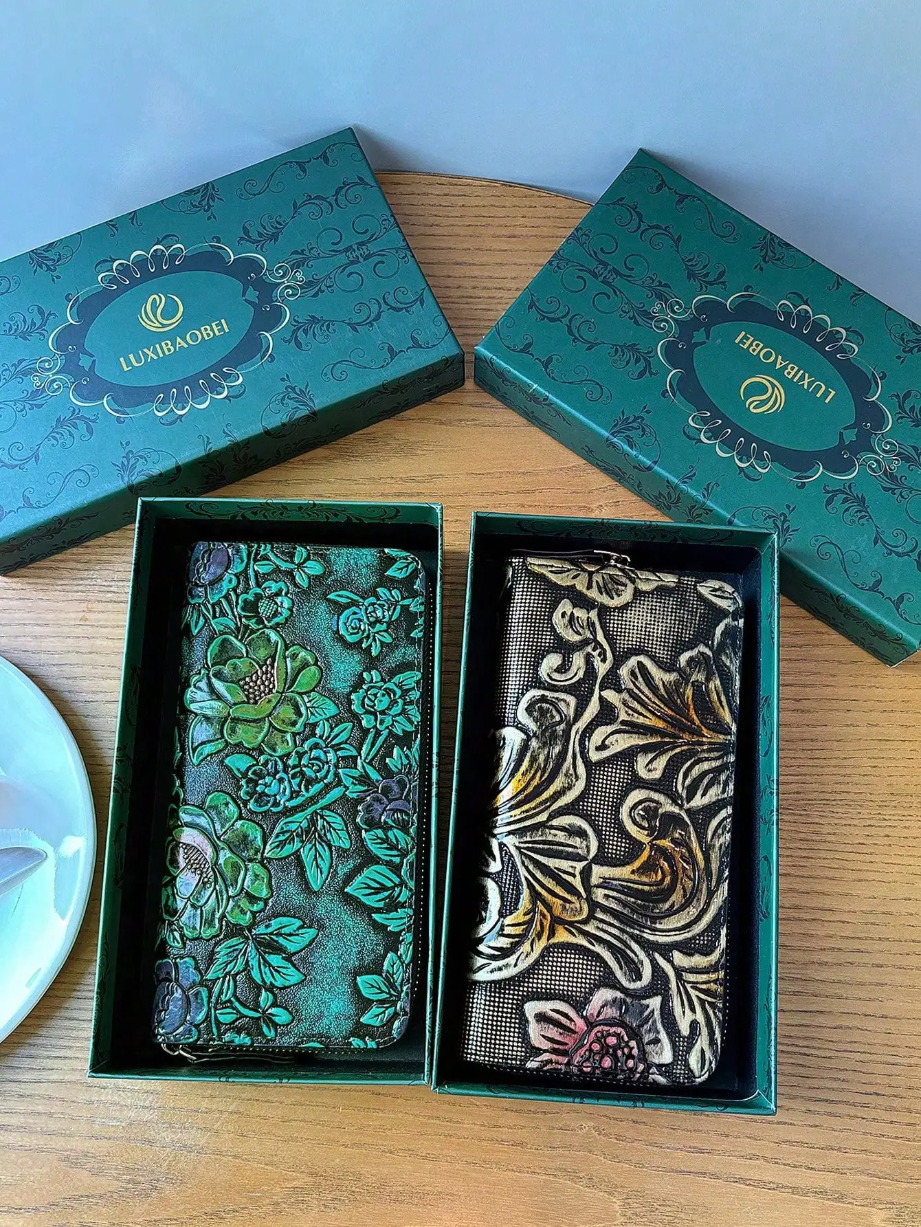 Highend retro carved long ladies purse fashion elegant leather carving flower clutch bag can put mobile phone multicard 260307