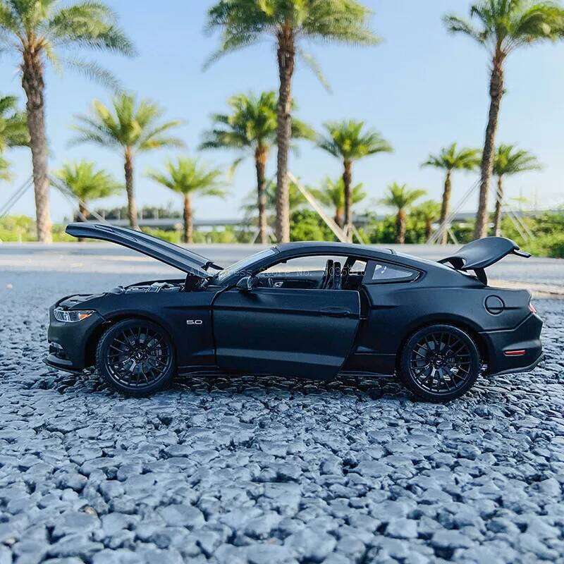 new Maisto 1:18 2015 Ford Mustang GT sports car Alloy Retro Classic Model Car Decoration Collection gift Z260306
