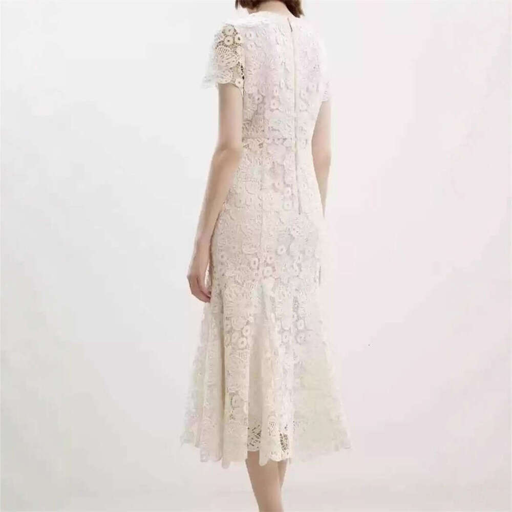 2026 spring and summer niche design lady A1 style commuting gentle style flower lace slim mermaid long skirt