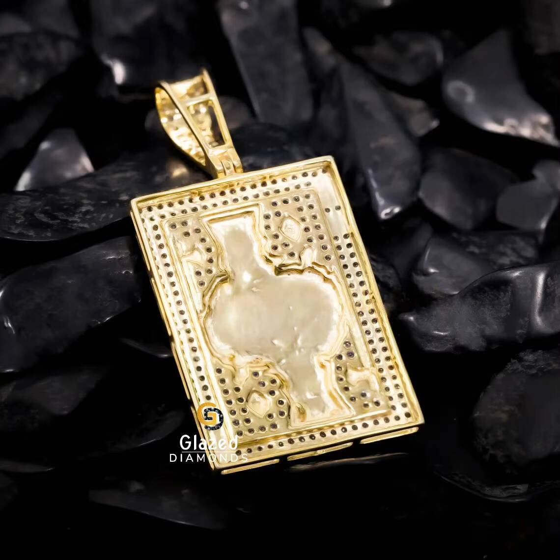 Charm Hip Hop Moissanite Round Brilliant Cut King Card Poker Pendant Studded in 10kt Yellow Gold for Unisex