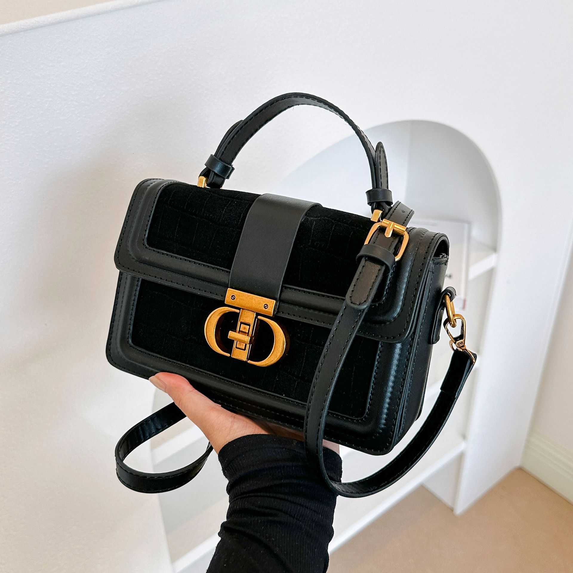 Trendy 2026 New Designer Bag Retro Handheld Small Square Luxury Bag Bag High-quality Texture Niche Design Light Luxury Shoulder Bag Wholesale Commutin