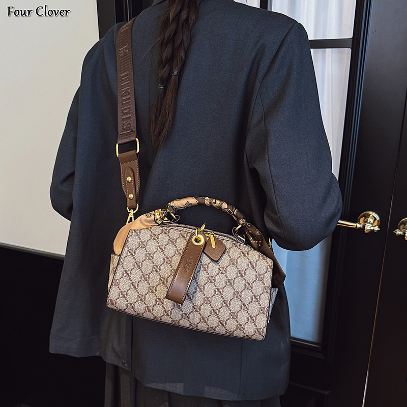 New stylish and minimalist Boston bag, large-capacity shoulder tote, designer women's bag, trendy retro crossbody shoulder bag, European and Amer