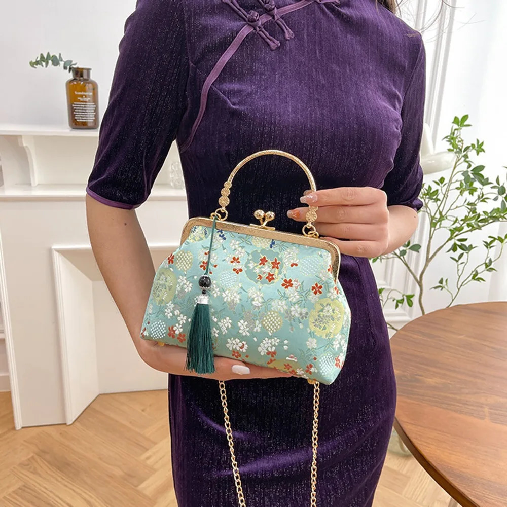 Retro Cheongsam Banquet Bag Elegant with Tassel Pendant Kiss Lock Shoulder Handheld Flower Chinese Style Handbag Wedding 260307