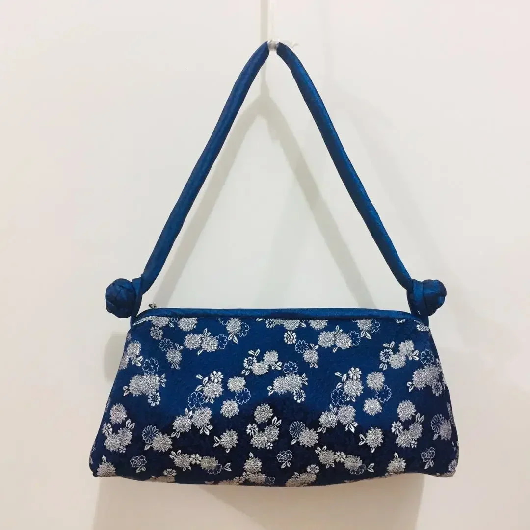 Fashion Chinese Style Silk Bag Women Handbag Hand Embroidery Cheongsam Female Cosplay Bags Clutch Purses 260307