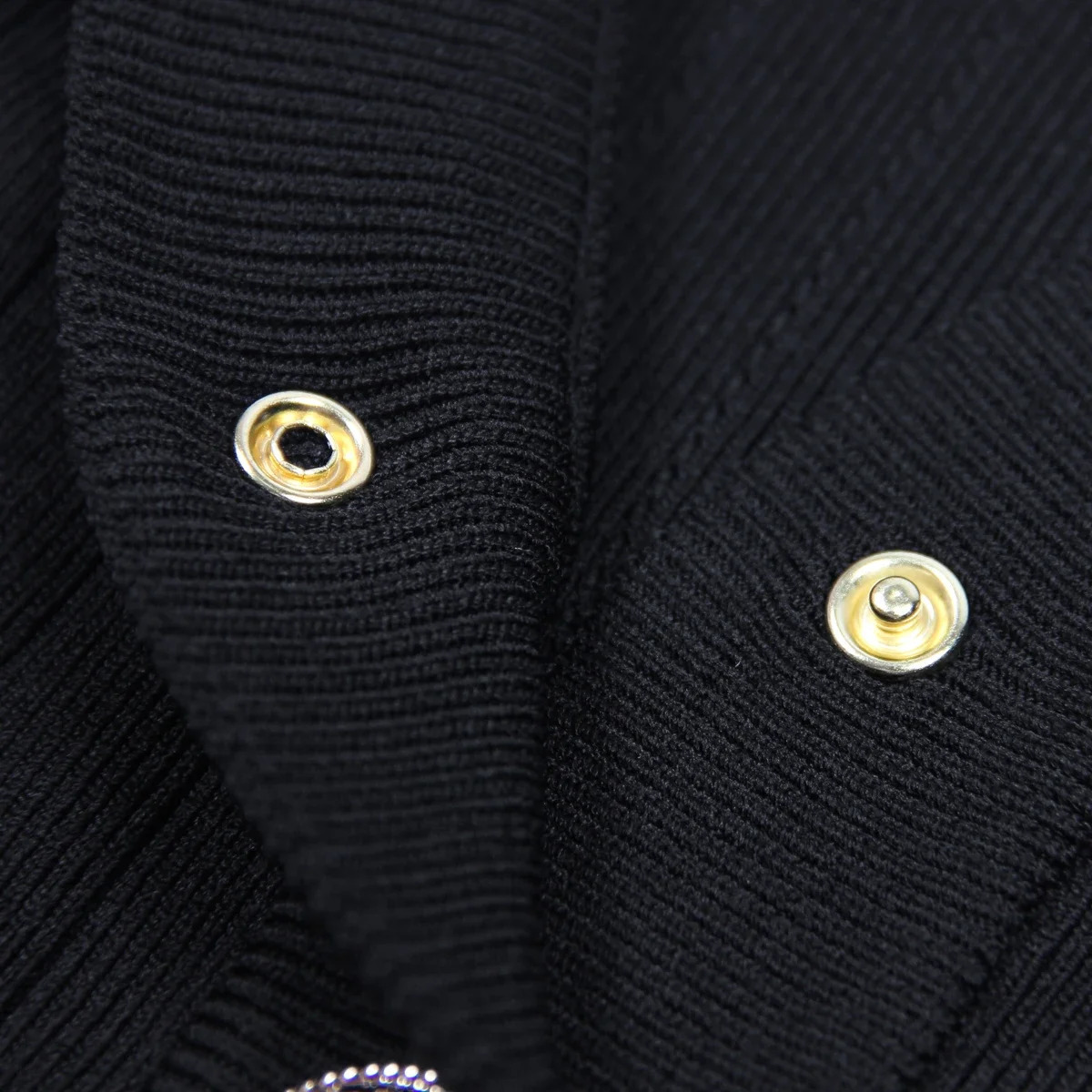 SML Black And White Highquality Fashionable Elastic Knitted Fabric Button Decoration Short Sleeved Slim Fitting Womens Tshirt 260306
