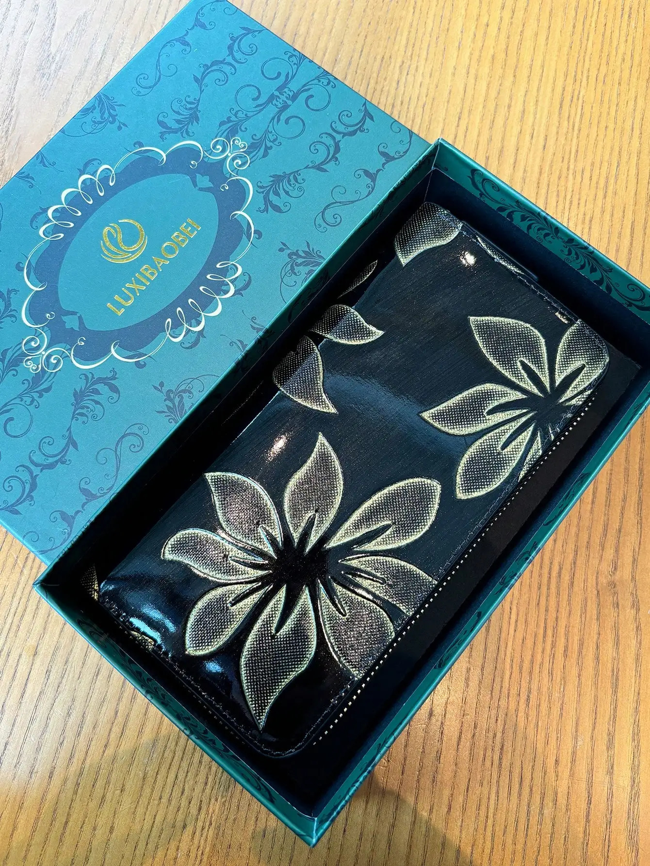 Highend retro carved long ladies purse fashion elegant leather carving flower clutch bag can put mobile phone multicard 260307